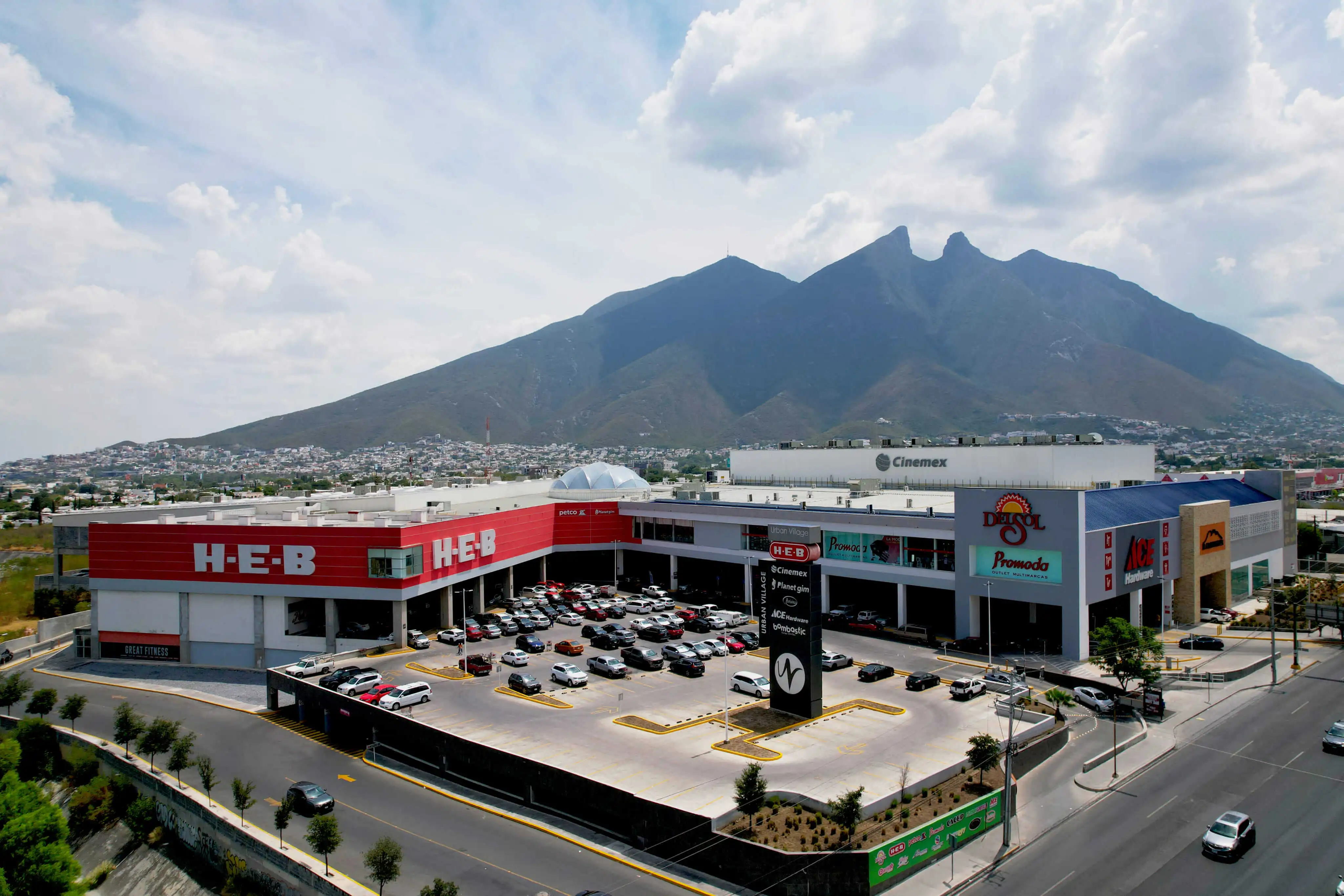 Centro comercial Urban Village Garza Sada